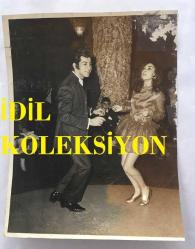 DANSÖZ ve YEŞİLÇAM OYUNCUSU BİRSEN AYDA'NIN ORİJİNAL BÜYÜK BOY FOTOĞRAFI - 20 x 17 cm EBADINDA  - (AÇIKLAMAYI OKUYUNUZ) BİRSEN AYDA ve SEVGİLİSİ ATINÇ MÜZİKLİ BİR MEKANDA KARŞILIKLI DANS EDERKEN ÇEKİLMİŞ BİR KARE