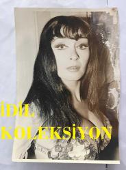 DANSÖZ ve YEŞİLÇAM OYUNCUSU BİRSEN AYDA'NIN ORİJİNAL BÜYÜK BOY FOTOĞRAFI - 19 x 15 cm EBADINDA  - (AÇIKLAMAYI OKUYUNUZ) BİRSEN AYDA DANSÖZ KOSTÜMÜYLE POZ VERİRKEN YAKINDAN ÇEKİLMİŞ ÇOK NET KALİTEDE BİR FOTOĞRAF (ÜNSAL BOZKURT KADRAJIYLA)