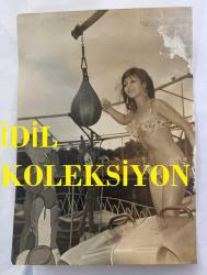DANSÖZ ve YEŞİLÇAM OYUNCUSU BİRSEN AYDA'NIN ORİJİNAL BÜYÜK BOY FOTOĞRAFI - 19 x 15 cm EBADINDA  - (AÇIKLAMAYI OKUYUNUZ) BİRSEN AYDA LUNAPARKTA BOKS TORBASINA YUMRUK ATARKEN ÇEKİLMİŞ BİR KARE