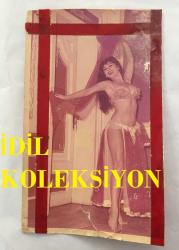 DANSÖZ ve YEŞİLÇAM OYUNCUSU BİRSEN AYDA'NIN ORİJİNAL BÜYÜK BOY FOTOĞRAFI - 23 x 14 cm EBADINDA  - (AÇIKLAMAYI OKUYUNUZ) BİRSEN AYDA ORYANTAL KOSTÜMÜYLE GÜLÜMSEYEREK POZ VERİRKEN ÇEKİLMİŞ BİR KARE,
