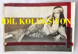 DANSÖZ ve YEŞİLÇAM OYUNCUSU BİRSEN AYDA'NIN ORİJİNAL BÜYÜK BOY FOTOĞRAFI - 23 x 17 cm EBADINDA  - (AÇIKLAMAYI OKUYUNUZ) BİRSEN AYDA KOLTUĞA UZANIP POZ VERİRKEN ÇEKİLMİŞ BİR KARE, (ÜNAL TOLUNAY KADRAJIYLA)