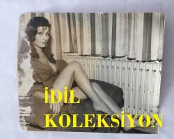 DANSÖZ ve YEŞİLÇAM OYUNCUSU BİRSEN AYDA'NIN ORİJİNAL FOTOĞRAFI - 18 x 15 cm EBADINDA  - (AÇIKLAMAYI OKUYUNUZ) BİRSEN AYDA KOLTUKTA POZ VERİRKEN ÇEKİLMİŞ BİR KARE,