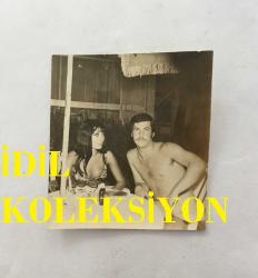 DANSÖZ ve YEŞİLÇAM OYUNCUSU BİRSEN AYDA'NIN ORİJİNAL MİNİ BOY FOTOĞRAFI - 5 x 5 cm EBADINDA  - BİRSEN AYDA ve SEVGİLİSİ FUTBOLCU BÜLENT AYNI KAREDE, 29 HAZİRAN 1972