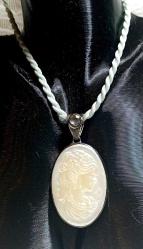 GÜMÜŞ ÇERÇEVELİ SEDEF TAŞLI KOLYE UZUNLUK 44 CM