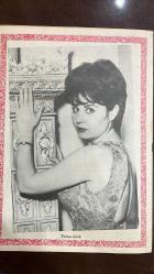 YELPAZE RESİMLİ SALON Mecmuası DERGİSİ - SAYI : 677 - 2 HAZİRAN 1965 - ANDRE MAUROIS – HÜSEYİN BOYSAN – ETIENNE CARLUT – LUCILE CARLUT – ANTOINE CONSANT – AYHAN IŞIK – SİRRİ GÜLTEKİN – YÜKSEL TANIK – RIZA EFENDİ  MEVSİM ÇİÇEKLERİ HİKAYESİ – ETIENNE’İN LUCILE’E DUYDUĞU DERİN ACI VE MEZAR ZİYARETLERİ – MONTPARNASSE MEZARLIĞINDA GEÇEN DUYGUSAL ANLAR – GENÇ KADININ DUA SAHNESİ VE ETIENNE’İN MERAKI – YÜZ ŞEKLİNE GÖRE ERKEK KARAKTERİ ANALİZİ – OVAL, ÜÇGEN, DÖRTKÖŞE VE YUVARLAK YÜZ TİPLERİNE GÖRE KİŞİLİK ÖZELLİKLERİ – AYHAN IŞIK’IN DELİKANLILIK DÖNEMİ VE SANAT YOLCULUĞU – ÇOCUKLUKTAN GENÇLİĞE GEÇİŞİN HATIRALARI – BABIALİ YOKUŞUNDA SANAT HAYALLERİ - JACK LEMMON – FELICIA FARR – CYNTHIA STONE – CHRISTOPHER LEMMON – GERALDINE CHAPLIN – JEAN GABIN – LESLIE CARON – EDITH PIAF – BRIGITTE BARDOT – JEANNE MOREAU – REX HARRISON – ALBERT FINNEY – RICHARD JOHNSON – KIM NOVAK – TUESDAY WELD – ELIZ LAMBER – HANRI NODE – MAURICE DRUON – ŞEKİBA KOR – BAY TANTOU  JACK LEMMON’IN KOMEDİDEN DRAMA  - 28 SAYFA