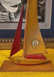 Klasik Ahşap Yelkenli Model. GS Spor Kulübü'nün Kurumsal Rengi Sarı-Kırmızı ve Logolu Temasıyla Koleksiyonluk (Kaliteli Ahşap-El Yapımı) Yelkenli Model. 1980 (15×5×23 cm)