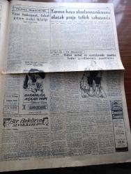 Cumhuriyet Gazetesi - 2 Mart 1955 - Balkan paktı Hariciye vekillerinin dünkü içtimaı - Yeşilırmak ve Kızılırmak ıslah edilecek - Ürdün'e hediye ettiğimiz uçaklar yola çıktı - Aydın'a bir askeri Amerikan uçağı düştü - churchill'in kremlin'e yaptığı sert ihtar - Londra büyükelçimiz Hüseyin Ragıp Baydur'un na'şı getiriliyor - yeşildirekte dünkü yangın faciası 1 ölü 12 yaralı var fotoğraf - Kıbrısa silah sokanlar - Mısır ile İsrail arasında başlayan çarpışmalar - Celal Bayar'ın pakistan'dan ayrılırken beyanatı fotoğraf - Ali Ulvi Karikatür - işçilerimize grev hakkı verilmesi etrafındaki tetkikler yazan Esad Tekeli - Üsküdar otobüsleri belediyeye devredildi - atom tankı yapıldı - mart ayı dert ayı yazan Burhan Felek - İstanbul Paris garnizon maçı - Galatasaray'ın 50. Yılı hazırlıkları - vahşi ihtiras filmi lüks sinemasında - avare filmi Çemberlitaş ve Şehzadebaşı yeni sinemalarında - İstanbul Belediyesi Şehir Tiyatroları dram kısmında altıncı kat  komedi kısmında yelpaze - Gripin