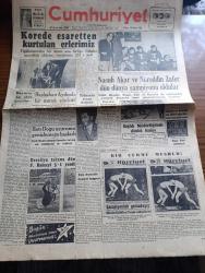 Cumhuriyet Gazetesi - 29 Nisan 1951 - Bayarın bir sözü üzerine yazan Nadir Nadi Başmakale - Kore'de esaretten kurtulan erlerimiz - Başbakan Adnan Menderes ve Dışişleri Bakanı Fuat Köprülü İzmir'de uçaktan inerlerken fotoğraf - güreşçi Nasuh Akar ve Nurettin Zafer dün dünya şampiyonu oldular fotoğraf - Tahran'da siyasi buhran - Brezilya takımı dün Fenerbahçe'yi 3-1 yendi fotoğraf - Kanuni Süleyman yazan Harold Lamb Yazı Dizisi - Düzen yazan Falih Rıfkı Atay - haftanın şakaları yazan Burhan Felek - Suriye'de sigaralarımızın taktikleri yapılıyor - İstanbul Ankara İzmir radyo programı - İngiltere krallarının taht taşını nasıl çaldım - Semira Bülbül Fatma Akes Nur Barakat Taksim kristal salonunda - İngiltere kral kupasını Newcastle United kazandı - Necati Morgül Celal Atiği köprüye getirirken fotoğraf - brezilyalıların futbolu yazan Eşref Şefik - Altın Şehir arsaları satış reklamı - pazarkaya kumaş mağazası - DAF dizel ve benzin kamyonları gelmiştir - Türk denizcilik cemiyeti kongresi