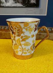 Altın Desenli Çiçek Temalı Porselen-Kemik Çini Kahve Fincanı. Şık Tasarım, Dayanıklı Malzeme, Altın Vermeyli Baskı Detaylar, Gül Baskısı, Birinci Sınıf Yüksek Kaliteli Malzemeler Kullanılarak Tasarlanıp Üretilmiştir.