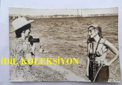 AVRUPA GÜZELLİK KRALİÇESİ ve MANKEN GÜNSELİ BAŞAR'IN ORİJİNAL 2'Lİ FOTOĞRAF SETİ - 18 x 12 cm EBADINDA - GÜNSELİ BAŞAR ALMAN GAZETECİYE ANTALYA'DA DENİZ KENARINDA POZ VERİRKEN ÇEKİLMİŞ 2 FARKLI KARE
