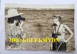 AVRUPA GÜZELLİK KRALİÇESİ ve MANKEN GÜNSELİ BAŞAR'IN ORİJİNAL 2'Lİ FOTOĞRAF SETİ - 18 x 12 cm EBADINDA - GÜNSELİ BAŞAR ALMAN GAZETECİYE ANTALYA'DA DENİZ KENARINDA POZ VERİRKEN ÇEKİLMİŞ 2 FARKLI KARE