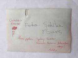 AVRUPA GÜZELLİK KRALİÇESİ ve MANKEN GÜNSELİ BAŞAR'IN ORİJİNAL 2'Lİ FOTOĞRAF SETİ - 18 x 12 cm EBADINDA - GÜNSELİ BAŞAR ALMAN GAZETECİYE ANTALYA'DA DENİZ KENARINDA POZ VERİRKEN ÇEKİLMİŞ 2 FARKLI KARE