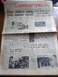 Cumhuriyet Gazetesi - 29 Eylül 1959 - Gülek'in çekilişi yazan Nadir Nadi Başmakale - Kasım Gülek'in istifası geniş tepkiler yarattı - Tokyo büyükelçimiz Süreyya Anderiman eşiyle birlikte elçilikte intihar etti fotoğraf - CHP genel başkanı İsmet İnönü yeni genel sekreter İsmail Rüştü Aksal'ı tebrik ederken fotoğraf - subayların istifaları için gerekli süre artırılıyor - Eisenhower ile Hrutçef neticeleri açıkladılar - 4. Avrupa romatizma kongresi dün açıldı - Rıhtım olayları ve İsmet İnönü - ilk ve ortaokullarla liseler dün açıldı - Ortadirek Yazan Yaşar Kemal Yazı Dizisi - Darwin'in yaptıkları yazan M. Kenan Kan - kızıllara amerikan yardımı - şu gazetecilik yazan Burhan Felek - Cezayirli milliyetçiler De Gaulle'e cevap verdi - lanet tiyatrosunda dün gece doksanbir numaralı kadın oyunu ile ilk temsil verildi - Ruslar aya ilk yolcuyu nasıl ve ne vakit göndereceklerini açıkladılar - İstanbul Ankara Radyosu Programı - serbest güreş milli takımı Tahran'a gitti -  Mustafa Dağıstanlı fotoğraf