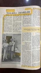 YELPAZE RESİMLİ SALON Mecmuası DERGİSİ - SAYI : 193 - 22 ŞUBAT 1956 -GÜNGÖR DOKSAT – GÜLSEVİN ORAL – SADIK KALENDER - GÖNÜL KIZILTUĞ – SEZAİ DOĞAN – SUNA YENİDÜNYA – MELILIA ERCAN – SEMA ÇOŞKUN – YILMAZ ERKÖSE – SAFA ÖNAL – ALAEDDIN KIRAL – MUKADDER KIRAL – TURHAN BEY – GLORIA GRAHAM – ELEANOR PARKER – PAUL HENDRELD – BETTE DAVIS – VICTOR MATURE – AVA GARDNER  LOUIS PHILIPPE KREMLERİ – POSTACI’YA MEKTUPLAR – OKUYUCU TAVSİYELERİ – ÇARŞAMBA GÜNLERİ YAYINLANAN YELPAZE MECMUASI – MODA KREASYONLARI – HOLLYWOOD HABERLERİ – EVLİLİKTE TEHLİKELİ DÖNEMLER – BOŞANMA İSTATİSTİKLERİ – EVLİLİKTE CİNSİ UYUM VE SOSYAL FARKLILIKLAR - UZUN MEHMET – NEW YORK – ZONGULDAK – KARABÜK – SAFRANBOLU – KIRIKKALE – RAMAN – ANKARA – PARİS – LONDRA – SIDNEY – KANADA – MARSİLYA – HOLYWOOD – ALKAPON – DILLINGER – ZİHNİ – CİNGÖZ – FANTOMA – LÜPEN – NAT PINKERTON – MAYK HAMMER – ŞERLOK HOLMES  KÜÇÜK ŞEHİR BÜYÜK ŞEHİR – KÖYDEN ŞEHRE GÖÇ – SANAYİLEŞMENİN ETKİSİ – ŞEHİR VE KASABA KARŞILAŞMASI – MEDENİYETİN IŞI  - 34 SAYFA