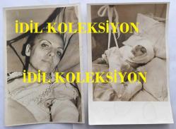 AVRUPA GÜZELLİK KRALİÇESİ ve MANKEN GÜNSELİ BAŞAR'IN ORİJİNAL 2'Lİ FOTOĞRAF SETİ - 18 x 12 cm EBADINDA - GÜNSELİ BAŞAR TRAFİK KAZASI GEÇİRİP AMELİYAT OLDUKTAN SONRA HASTANE YATAĞINDA ÇEKİLMİŞ 2 FARKLI FOTOĞRAF, 1-13 ARALIK 1975