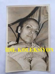 AVRUPA GÜZELLİK KRALİÇESİ ve MANKEN GÜNSELİ BAŞAR'IN ORİJİNAL 2'Lİ FOTOĞRAF SETİ - 18 x 12 cm EBADINDA - GÜNSELİ BAŞAR TRAFİK KAZASI GEÇİRİP AMELİYAT OLDUKTAN SONRA HASTANE YATAĞINDA ÇEKİLMİŞ 2 FARKLI FOTOĞRAF, 1-13 ARALIK 1975