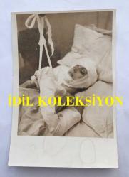AVRUPA GÜZELLİK KRALİÇESİ ve MANKEN GÜNSELİ BAŞAR'IN ORİJİNAL 2'Lİ FOTOĞRAF SETİ - 18 x 12 cm EBADINDA - GÜNSELİ BAŞAR TRAFİK KAZASI GEÇİRİP AMELİYAT OLDUKTAN SONRA HASTANE YATAĞINDA ÇEKİLMİŞ 2 FARKLI FOTOĞRAF, 1-13 ARALIK 1975