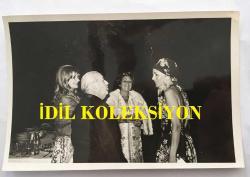 AVRUPA GÜZELLİK KRALİÇESİ ve MANKEN GÜNSELİ BAŞAR'IN ORİJİNAL 3'LÜ FOTOĞRAF SETİ - 18 x 12 cm EBADINDA - GÜNSELİ BAŞAR BİR DAVETİYEDE KONUKLARLA SOHBET EDİP POZ VERİRKEN ÇEKİLMİŞ 3 FARKLI KARE