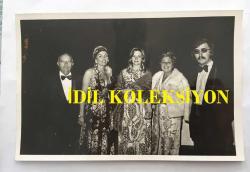 AVRUPA GÜZELLİK KRALİÇESİ ve MANKEN GÜNSELİ BAŞAR'IN ORİJİNAL 3'LÜ FOTOĞRAF SETİ - 18 x 12 cm EBADINDA - GÜNSELİ BAŞAR BİR DAVETİYEDE KONUKLARLA SOHBET EDİP POZ VERİRKEN ÇEKİLMİŞ 3 FARKLI KARE