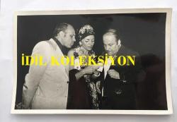 AVRUPA GÜZELLİK KRALİÇESİ ve MANKEN GÜNSELİ BAŞAR'IN ORİJİNAL 3'LÜ FOTOĞRAF SETİ - 18 x 12 cm EBADINDA - GÜNSELİ BAŞAR BİR DAVETİYEDE KONUKLARLA SOHBET EDİP POZ VERİRKEN ÇEKİLMİŞ 3 FARKLI KARE