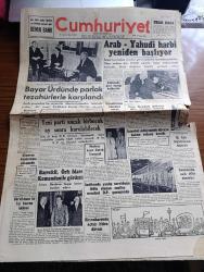 Cumhuriyet Gazetesi - 4 Kasım 1955 - Celal Bayar Ürdün'de parlak tezahürlerle karşılandı - Celal Bayar dün Amman'da Zahran sarayında Haşimi Ürdün Meliki ile karşı karşıya fotoğraf - Arap Yahudi harbi yeniden başlıyor - Vali Fahrettin Kerim Gökay ders veriyor fotoğraf - Ankara'da gece yasağı kaldırıldı - Demokrat parti'den ayrılanların teşebbüsü yeni parti ancak birbuçuk ay sonra kurulabilecek - Adnan Menderes bugün İzmir'de konuşacak - Washington elçimiz Haydar Görk'ün Radyo konuşması - İstanbul adliyesi'nde davaya bakma rekoru kırıldı - ilk Türk telgrafçılarının mezarları - Fenerbahçe Kasımpaşa maçı için asılan formalar fotoğraf - başvekil Adnan Menderes Örfi idare kumandanı Nurettin Aknoz ile görüştü - 1 bedende 2 adam yazan Va Nü yazı dizisi - mebus ve Partisi yazan doktor Tarık Zafer Tunaya - Dünya gazetesi sahiplerinin Zafer gazetesi aleyhine açtıkları dava - emniyet süpapı yazan Burhan Felek - ses sanatkarı Gönül Yazar - Galatasaray Beşiktaş maçı pazar günü fotoğraf