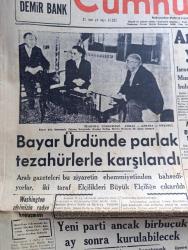 Cumhuriyet Gazetesi - 4 Kasım 1955 - Celal Bayar Ürdün'de parlak tezahürlerle karşılandı - Celal Bayar dün Amman'da Zahran sarayında Haşimi Ürdün Meliki ile karşı karşıya fotoğraf - Arap Yahudi harbi yeniden başlıyor - Vali Fahrettin Kerim Gökay ders veriyor fotoğraf - Ankara'da gece yasağı kaldırıldı - Demokrat parti'den ayrılanların teşebbüsü yeni parti ancak birbuçuk ay sonra kurulabilecek - Adnan Menderes bugün İzmir'de konuşacak - Washington elçimiz Haydar Görk'ün Radyo konuşması - İstanbul adliyesi'nde davaya bakma rekoru kırıldı - ilk Türk telgrafçılarının mezarları - Fenerbahçe Kasımpaşa maçı için asılan formalar fotoğraf - başvekil Adnan Menderes Örfi idare kumandanı Nurettin Aknoz ile görüştü - 1 bedende 2 adam yazan Va Nü yazı dizisi - mebus ve Partisi yazan doktor Tarık Zafer Tunaya - Dünya gazetesi sahiplerinin Zafer gazetesi aleyhine açtıkları dava - emniyet süpapı yazan Burhan Felek - ses sanatkarı Gönül Yazar - Galatasaray Beşiktaş maçı pazar günü fotoğraf