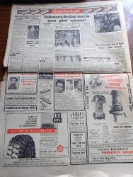 Cumhuriyet Gazetesi - 4 Kasım 1955 - Celal Bayar Ürdün'de parlak tezahürlerle karşılandı - Celal Bayar dün Amman'da Zahran sarayında Haşimi Ürdün Meliki ile karşı karşıya fotoğraf - Arap Yahudi harbi yeniden başlıyor - Vali Fahrettin Kerim Gökay ders veriyor fotoğraf - Ankara'da gece yasağı kaldırıldı - Demokrat parti'den ayrılanların teşebbüsü yeni parti ancak birbuçuk ay sonra kurulabilecek - Adnan Menderes bugün İzmir'de konuşacak - Washington elçimiz Haydar Görk'ün Radyo konuşması - İstanbul adliyesi'nde davaya bakma rekoru kırıldı - ilk Türk telgrafçılarının mezarları - Fenerbahçe Kasımpaşa maçı için asılan formalar fotoğraf - başvekil Adnan Menderes Örfi idare kumandanı Nurettin Aknoz ile görüştü - 1 bedende 2 adam yazan Va Nü yazı dizisi - mebus ve Partisi yazan doktor Tarık Zafer Tunaya - Dünya gazetesi sahiplerinin Zafer gazetesi aleyhine açtıkları dava - emniyet süpapı yazan Burhan Felek - ses sanatkarı Gönül Yazar - Galatasaray Beşiktaş maçı pazar günü fotoğraf