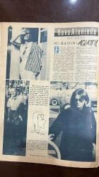 YELPAZE RESİMLİ SALON Mecmuası DERGİSİ - SAYI : 226 - 10 EKİM 1956 - GRETA GARBO - DARYL ZANUCK - BELLA DARVI - JEAN BLANCHARD - JOSÉPHINE BLANCHARD - CLAUDE - D. ÖZBAY - SAFA ÖNAL  TOKALON KREMİ - GÜZELLİK VE GENÇLİK - GRETA GARBO’NUN DÖNÜŞÜ - RİVİYERA AŞKI - BELLA DARVI’NİN GÖZYAŞLARI - TEK ÇOCUK SENDROMU - CLAUDE’UN YALNIZLIĞI - ÇOCUK GELİŞİMİ VE SOSYALLEŞME - PORTAKALLI HİKÂYE - HAPİS VE AŞK - GEÇMİŞİN YÜKÜ - SEVGİ VE KAYIP  CLAUDE’UN YALNIZLIĞI HİKÂYESİ - İHANET FOTOROMANI - GILBERT OMNES - MARILYN MONROE - DARYL ZANUCK - GRETA GARBO - BELLA DARVI - JEAN BLANCHARD - JOSÉPHINE BLANCHARD - CLAUDE - MARINO - GISELLA - CLARA - DOLERES - LORANO - SIMONA - METİN AFACAN - NADİDE HANIM  TEHLİKESİZ SKİ YAPMAK USULÜ - MARILYN MONROE’NUN LONDRA ZİYARETİ - BEKÂRLARI KORUMA CEMİYETİ - TOM’UN GECELİKLE ODUN KIRMASI - AMERİKAN GAZETE TİRAJLARI - ASANSÖRDE MAHSUR KALMA - GİZLİ AŞK VE MACERA - DOLERES’İN BÜYÜSÜ - YELPAZE OKUYUCUSUNA AŞK - CİLT HEDİYESİ FİYASKOSU  - 34 SAYFA