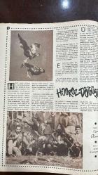 YELPAZE RESİMLİ SALON MECMUASI DERGİSİ - SAYI : 182 - 7 ARALIK 1955 - MAYK HAMMER - ÖMER SAKIP  MAYK HAMMER’IN KAZIK BAR MACERASI - KURŞUN YAĞMURU VE İNTİKAM - KİMLİK OYUNLARI VE YUMRUKLU ADALET - KAYBOLAN ZÜMRÜT’ÜN HABERCİSİ - JALE’NİN KİTAPLARINDAKİ HAZİNE - BİR PUSULA, BİR PİŞMANLIK - KİTAPÇILARDA KAYBOLAN İZLER - MACERA VE MERAKLA DOLU BİR TAKİP  MAYK HAMMER’IN KAZIK BAR MACERASI YAZAN: Ömer Sakıp - BAYRAKTARIN NİSANLISI FOTOROMANI - OĞUZ KORA - SAFİYE HANIM  HOROZ DÖVÜŞÜ - DENİZLİ VE HİNT HOROZLARI - ÜSKÜDAR’DA KIRKPINAR KAHVESİ - KANLI EĞLENCELERİN ELEŞTİRİSİ - SELMA’NIN TRENDE MUYO’YU BULMASI - KISKANÇLIK VE AFFETME - KADINLIK SANATI - EVLİLİKTE TEMİZLİK, NAZİK DAVRANIŞ VE GÖZLERİN DİLİ - ERKEĞİ KAZANMANIN PRATİK YOLLARI - EV İŞLERİ, DİKİŞ, YEMEK VE GÜNLÜK İTİNA  HOROZ DÖVÜŞÜ HİKÂYESİ YAZAN: Oğuz Kora FOTOĞRAF: Hilmi Gümüşde - SELMA VE MUYO HİKÂYESİ - KADINLIK SANATI VE EVLİLİKTE İTİNA HİKAYESİ - ANITA COLBY - HEDY LAMARR - OLIVIA DE HAVILLAND - ELIZABETH TAYLOR -34 SAYFA