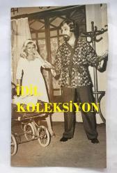 TOLGA AŞKINER ve NİSA SEREZLİ'NİN ORİJİNAL FOTOĞRAFI - 18 x 10 cm EBADINDA - NİSA SEREZLİ ve TOLGA AŞKINER BİRLİKTE TİYATRO SAHNESİNDEYKEN ÇEKİLMİŞ BİR KARE