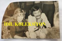 TOLGA AŞKINER ve NİSA SEREZLİ'NİN ORİJİNAL FOTOĞRAFI - 18 x 12 cm EBADINDA - NİSA SEREZLİ ve TOLGA AŞKINER BİRLİKTE POZ VERİRLERKEN ÇEKİLMİŞ BİR KARE