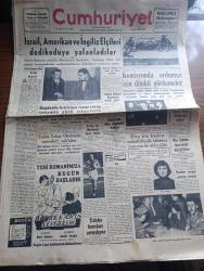Cumhuriyet Gazetesi - 9 Ocak 1955 - selametin tek şartı yazan Nadir Nadi Başmakale - İsrail Amerikan ve İngiliz elçileri dedikoduyu yalanladılar - Adnan Menderes'in Bağdat'ta Ortadoğu Paktı için yaptığı konuşmalar endişe yaratmamış - Fatin Rüştü Zorlu bağdat'a niçin gitti - Suriye'de Adnan Menderes'i davet ediyor - maliye vekili Hasan Polatkan Almanya'ya gidiyor - Galatasaraylı Bülent Eken futbola veda etti fotoğraf - Adalet tartışılabilir mi yazan Hasan Ali Yücel -  On İkiye Bir Var yazan fahriye Celal - Galatasaray dün Sarajevo ile 3-3 berabere kaldı - Sarajevo bugün Beşiktaş'la oynuyor - oyuncu Kız filmi Taksim sinemasında - Titanik Faciası filmi atlas sinemasında  - yaz bekarı oyunu küçük sahnede - Zoraki Diplomat yazan Yakup Kadri Karaosmanoğlu Yazı Dizisi - Sahte Kahraman Lawrence derleyen Samih Sami Yazı Dizisi - Günün resimleri - Tarihe Geçmiş Büyük Aşklar Kral 14. Lui ve Luiz dö Lavalyer - şehir tiyatrosunda İ. Galip Arcan'ın istifası meselesi - Sümerbank 1955 ikramiye planı