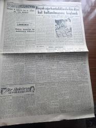 Cumhuriyet Gazetesi - 9 Ocak 1955 - selametin tek şartı yazan Nadir Nadi Başmakale - İsrail Amerikan ve İngiliz elçileri dedikoduyu yalanladılar - Adnan Menderes'in Bağdat'ta Ortadoğu Paktı için yaptığı konuşmalar endişe yaratmamış - Fatin Rüştü Zorlu bağdat'a niçin gitti - Suriye'de Adnan Menderes'i davet ediyor - maliye vekili Hasan Polatkan Almanya'ya gidiyor - Galatasaraylı Bülent Eken futbola veda etti fotoğraf - Adalet tartışılabilir mi yazan Hasan Ali Yücel -  On İkiye Bir Var yazan fahriye Celal - Galatasaray dün Sarajevo ile 3-3 berabere kaldı - Sarajevo bugün Beşiktaş'la oynuyor - oyuncu Kız filmi Taksim sinemasında - Titanik Faciası filmi atlas sinemasında  - yaz bekarı oyunu küçük sahnede - Zoraki Diplomat yazan Yakup Kadri Karaosmanoğlu Yazı Dizisi - Sahte Kahraman Lawrence derleyen Samih Sami Yazı Dizisi - Günün resimleri - Tarihe Geçmiş Büyük Aşklar Kral 14. Lui ve Luiz dö Lavalyer - şehir tiyatrosunda İ. Galip Arcan'ın istifası meselesi - Sümerbank 1955 ikramiye planı