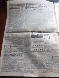 Cumhuriyet Gazetesi - 8 Ocak 1955 - Türk Irak görüşmeleri Dün Bağdat'ta başladı - dost Irak'ın Ordu Bayramı münasebetiyle Ankara elçiliğinde yapılan kabul resminde Genelkurmay başkanımız Iraklı subaylarla fotoğraf - Kapalıçarşı için yapılan kanun tasarısı - Cemil Sait Barlas'ın CHP'den ihracı istendi - dünya güzeli Antigone Sonstanda İstanbul'a geliyor fotoğraf - Adnan Menderes'in bağdat'ı ziyareti Iraklı kızılları korkuttu - İ. Galip Arcan şehir tiyatrosundan istifa mı etti - astımlılara iyi gelen Damlataş mağarasının mahiyeti - Adana'da troleybüs işletilecek - belediye daireleri tek binada toplanacak - İstanbul belediye reisi yazan Burhan Felek - Van'da balık unu fabrikası - Sovyet tarihçisi Tarle Öldü - Sarajevo Bugün Galatasaray ile karşılaşıyor - Galatasaraylı Bülent Eken bugün futbolu bırakıyor - Fenerbahçe kadrosunu dinlendiriyor - İstanbul Ankara Radyosu Programı - Zoraki Diplomat yazan Yakup Kadri Karaosmanoğlu Yazı Dizisi - Sahte Kahraman Lawrence derleyen Samih Sami