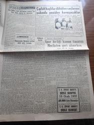 Cumhuriyet Gazetesi - 8 Ocak 1955 - Türk Irak görüşmeleri Dün Bağdat'ta başladı - dost Irak'ın Ordu Bayramı münasebetiyle Ankara elçiliğinde yapılan kabul resminde Genelkurmay başkanımız Iraklı subaylarla fotoğraf - Kapalıçarşı için yapılan kanun tasarısı - Cemil Sait Barlas'ın CHP'den ihracı istendi - dünya güzeli Antigone Sonstanda İstanbul'a geliyor fotoğraf - Adnan Menderes'in bağdat'ı ziyareti Iraklı kızılları korkuttu - İ. Galip Arcan şehir tiyatrosundan istifa mı etti - astımlılara iyi gelen Damlataş mağarasının mahiyeti - Adana'da troleybüs işletilecek - belediye daireleri tek binada toplanacak - İstanbul belediye reisi yazan Burhan Felek - Van'da balık unu fabrikası - Sovyet tarihçisi Tarle Öldü - Sarajevo Bugün Galatasaray ile karşılaşıyor - Galatasaraylı Bülent Eken bugün futbolu bırakıyor - Fenerbahçe kadrosunu dinlendiriyor - İstanbul Ankara Radyosu Programı - Zoraki Diplomat yazan Yakup Kadri Karaosmanoğlu Yazı Dizisi - Sahte Kahraman Lawrence derleyen Samih Sami