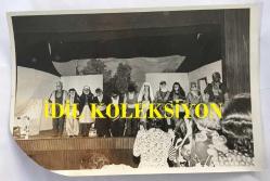 TOLGA AŞKINER ve NİSA SEREZLİ'NİN ORİJİNAL FOTOĞRAFI - 18 x 12 cm EBADINDA - NİSA SEREZLİ ve TOLGA AŞKINER TİYATRO SAHNESİNDE ''TÖRE'' ADLI OYUNDA AYNI KAREDELER, 21 MAYIS 1985