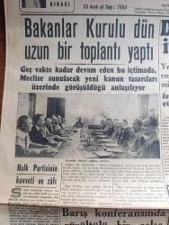 Cumhuriyet Gazetesi - 11 Ağustos 1946 - Halk Partisi'nin kuvveti ve zaafı yazan Nadir Nadi Başmakale - bakanlar kurulu Dün uzun bir toplantı fotoğraf - Demokrat Parti mecliste itirazlara hazırlanıyor - Demokrat Parti milletvekilleri meclise geliyorlar fotoğraf - Zafer Bayramı 30 Ağustos'ta dumlupınar'da büyük tören yapılacak - İngiltere Filistin mandasını bırakmıyor - Tel Avivde Kaçak silahların bulunduğu Mahal muhafaza altında fotoğraf - boğazlar andlaşması  - İzmir yangınını örten esrar - Cemal Nadir Karikatür - haftanın şakaları yazan Burhan Felek - Faide Yıldız Üsküdar yakartepe Gazinosu'nda - Safiye Ayla Mustafa Çağlar Mefharet Yıldırım Cağaloğlu Çiftesaraylar bahçesinde - Devlet Hava yolları umum müdürü Ferruh Şahinbaş - Başbakan Recep Peker tebriklere teşekkürlerini bildiriyor - milli kalkınma partisinin İzmir şubesi yeni merkezi tanımıyor - Charlie Chaplin'in Büyük diktatör filmi Almanya'da iyi karşılanmadı - Hitlerci gençlerin bazıları affedilecek - çapamarka