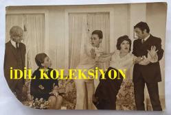 NİSA SEREZLİ'NİN ORİJİNAL FOTOĞRAFI - 18 x 12 cm EBADINDA - NİSA SEREZLİ, AYDEMİR AKBAŞ, ZERRİN TUNÇEL, SELMA TÜRKDOĞAN ve ATTİLA PAKDEMİR ''CENNETLİK KAYNANA'' İSİMLİ TİYATRO OYUNUNDA AYNI SAHNEDELER