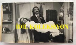 TOLGA AŞKINER'İN ORİJİNAL FOTOĞRAFI - 18 x 10 cm EBADINDA - NİSA SEREZLİ-TOLGA AŞKINER TİYATROSU'NDA MICHAEL FERMEAUD'UN ''MAÇ'' ADLI OYUNUNDAN BİR KARE,