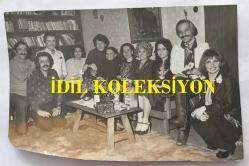 TOLGA AŞKINER ve NİSA SEREZLİ'NİN ORİJİNAL FOTOĞRAFI - 18 x 11 cm EBADINDA - ANTA TOROS'UN 24. TİYATRO YAŞ GÜNÜNDE ANTA TOROS, NİSA SEREZLİ, SEVİL ÜSTEKİN, TOLGA AŞKINER, HALE KUNTAY ve SERPİL GÜL AYNI KAREDE HATIRA POZU VERİRKEN ÇEKİLMİŞ BİR FOTOĞRAF