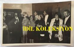 ADİLE NAŞİT, TOLGA AŞKINER ve NİSA SEREZLİ'NİN ORİJİNAL FOTOĞRAFI - 18 x 10 cm EBADINDA - ADİLE NAŞİT, NİSA SEREZLİ, TOLGA AŞKINER ve TİYATRO DOSTLARI BİR DAVETİYEDE KADEHLERİNİ YUDUMLAYIP SOHBET EDERLERKEN ÇEKİLMİŞ BİR HATIRA FOTOĞRAFI