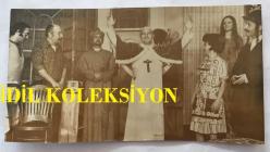 NİSA SEREZLİ'NİN ORİJİNAL FOTOĞRAFI - 18 x 10 cm EBADINDA - ''UMUT DÜNYASI'' ADLI TİYATRO OYUNUNDA ATİLLA PEKDEMİR, TURGUT BORALI, DEMİRCAN TÜRKDOĞAN, YILMAZ GRUDA, TOLGA AŞKINER, ANTA TOROS ve NİSA SEREZLİ AYNI KAREDELER