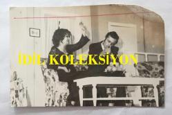 NİSA SEREZLİ ve TOLGA AŞKINER'İN ORİJİNAL FOTOĞRAFI - 14 x 9 cm EBADINDA - NİSA SEREZLİ ve TOLGA AŞKINER ''CENNETLİK KAYNANA'' ADLI TİYATRO OYUNUNDA AYNI SAHNEDELER