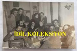 NİSA SEREZLİ ve TOLGA AŞKINER'İN ORİJİNAL FOTOĞRAFI - 18 x 12 cm EBADINDA - NİSA SEREZLİ-TOLGA AŞKINER TİYATROSU'NDA ''BAŞBAKAN OLUYORUM'' ADLI TİYATRO OYUNUNUN 100'ÜNCÜ GÜNÜNÜN TAMAMLANMASI ŞEREFİNE DÜZENLENEN DAVETTE NİSA SEREZLİ, TOLGA AŞKINER, PERRAN KUTMAN, HÜSEYİN KUTMAN, SEVİL ÜSTEKİN ve DİĞER TİYATRO SANATÇILARI TOPLUCA HATIRA POZU VERİRKEN ÇEKİLMİŞ BİR KARE