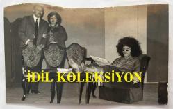 NİSA SEREZLİ'NİN ORİJİNAL FOTOĞRAFI - 18 x 10 cm EBADINDA - (AÇIKLAMAYI OKUYUNUZ) - NİSA SEREZLİ-TOLGA AŞKINER TİYATROSU'NDA BAŞAR SABUNCU'NUN YAZDIĞI ''ÇARK'' ADLI OYUNDA NİSA SEREZLİ ve YILMAZ GRUDA AYNI KAREDE