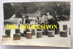 TOLGA AŞKINER ve NİSA SEREZLİ'NİN ORİJİNAL 3'LÜ FOTOĞRAFI SETİ - 18 x 11 cm ve 18 x 9 cm EBADINDA - NİSA SEREZLİ, TOLGA AŞKINER, YILMAZ GRUDA ve DİĞER TİYATRO ARKADAŞLARI  HEP BİRLİKTE BİR PARK ALANINDAYKEN ÇEKİLMİŞ 3 FARKLI KARE