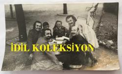 TOLGA AŞKINER ve NİSA SEREZLİ'NİN ORİJİNAL 3'LÜ FOTOĞRAFI SETİ - 18 x 11 cm ve 18 x 9 cm EBADINDA - NİSA SEREZLİ, TOLGA AŞKINER, YILMAZ GRUDA ve DİĞER TİYATRO ARKADAŞLARI  HEP BİRLİKTE BİR PARK ALANINDAYKEN ÇEKİLMİŞ 3 FARKLI KARE