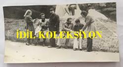 TOLGA AŞKINER ve NİSA SEREZLİ'NİN ORİJİNAL 3'LÜ FOTOĞRAFI SETİ - 18 x 11 cm ve 18 x 9 cm EBADINDA - NİSA SEREZLİ, TOLGA AŞKINER, YILMAZ GRUDA ve DİĞER TİYATRO ARKADAŞLARI  HEP BİRLİKTE BİR PARK ALANINDAYKEN ÇEKİLMİŞ 3 FARKLI KARE