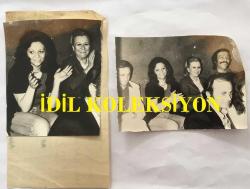 TOLGA AŞKINER ve NİSA SEREZLİ'NİN ORİJİNAL 2'Lİ FOTOĞRAFI SETİ - 11 x 9 cm EBADINDA - NİSA SEREZLİ, TOLGA AŞKINER ve SEVİL ÜSTEKİN BİR ARADA EĞLENİRKEN ÇEKİLMİŞ 2 FARKLI KARE