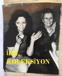 TOLGA AŞKINER ve NİSA SEREZLİ'NİN ORİJİNAL 2'Lİ FOTOĞRAFI SETİ - 11 x 9 cm EBADINDA - NİSA SEREZLİ, TOLGA AŞKINER ve SEVİL ÜSTEKİN BİR ARADA EĞLENİRKEN ÇEKİLMİŞ 2 FARKLI KARE